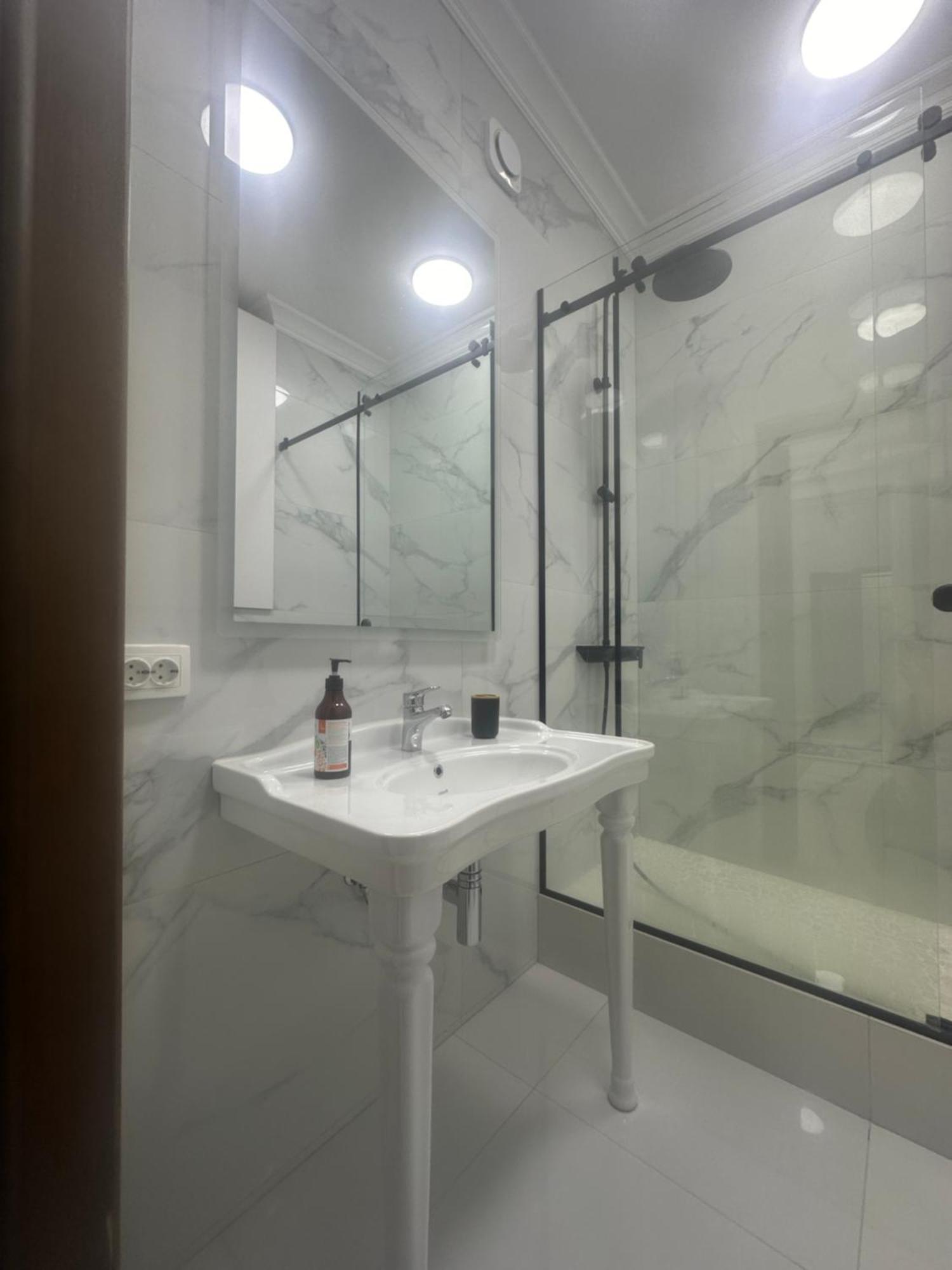 Comfortable Apartment In Central Of Almatý Exterior foto